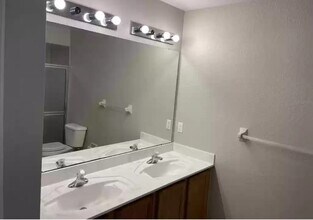 4492 Adelaide Ave in North Port, FL - Foto de edificio - Building Photo