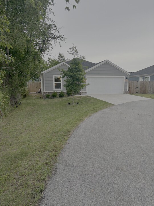 5992 W Holdcroft Dr in Fayetteville, AR - Building Photo