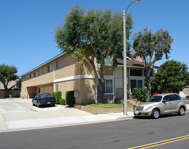 16861 Green Ln in Huntington Beach, CA - Foto de edificio - Building Photo