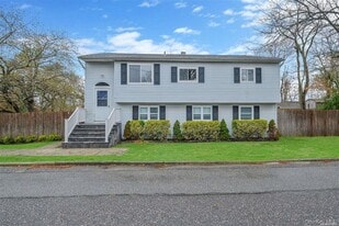 4 Hudson Ave in Sayville, NY - Building Photo