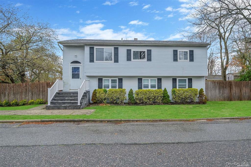 4 Hudson Ave in Sayville, NY - Building Photo