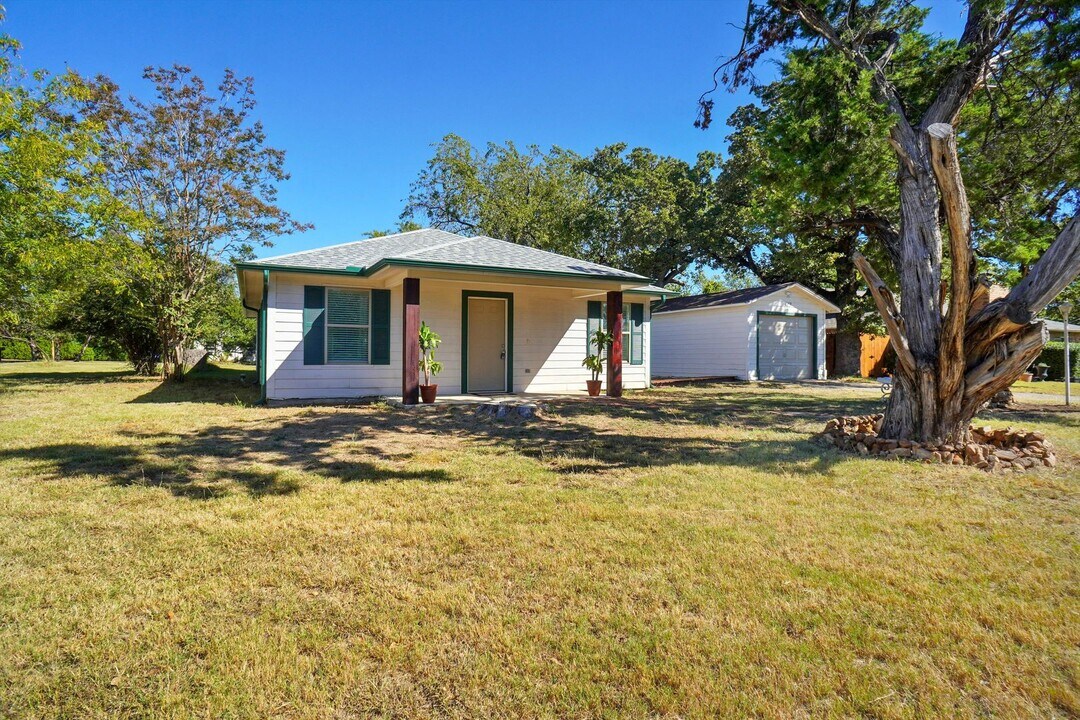617 Park St in Azle, TX - Building Photo