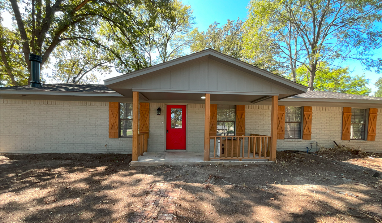 1117 N Main St in Grand Saline, TX - Building Photo