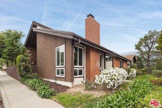 1329 Avenida de Cortez in Los Angeles, CA - Building Photo - Building Photo