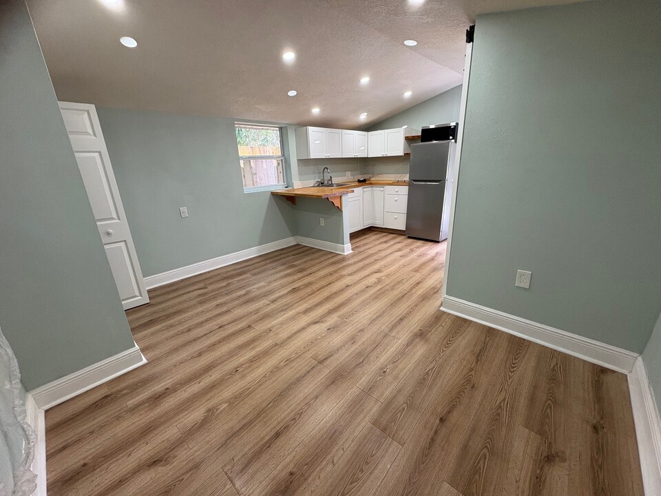 1 E Main St in Leesburg, FL - Building Photo