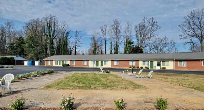 Meadowood Apartments in Lenoir, NC - Building Photo - Building Photo