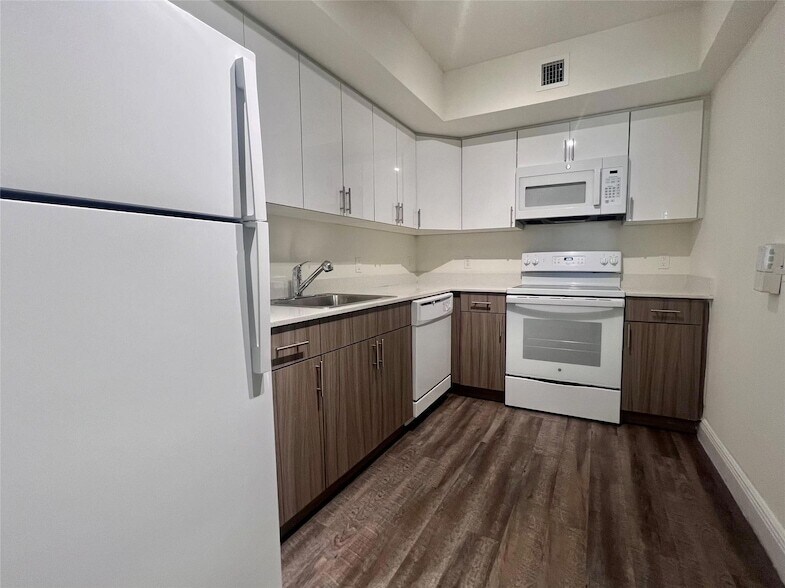 18335 NW 68th Ave, Unit 790-201 in Hialeah, FL - Building Photo
