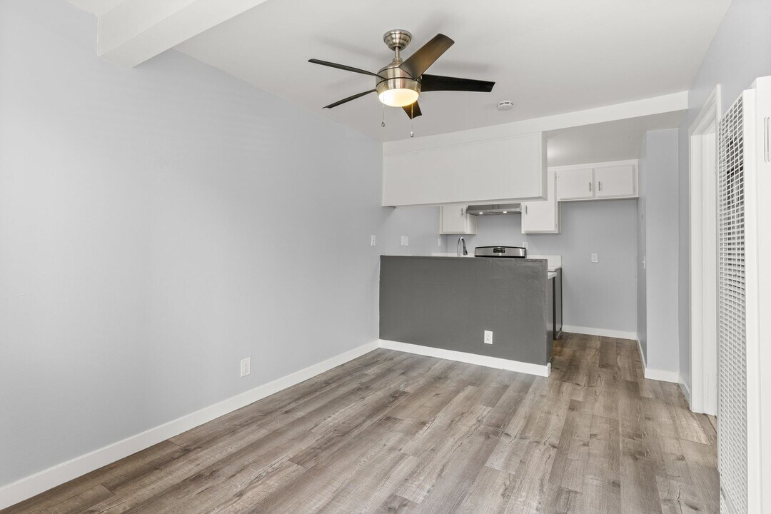 533 E 11th St in Long Beach, CA - Building Photo