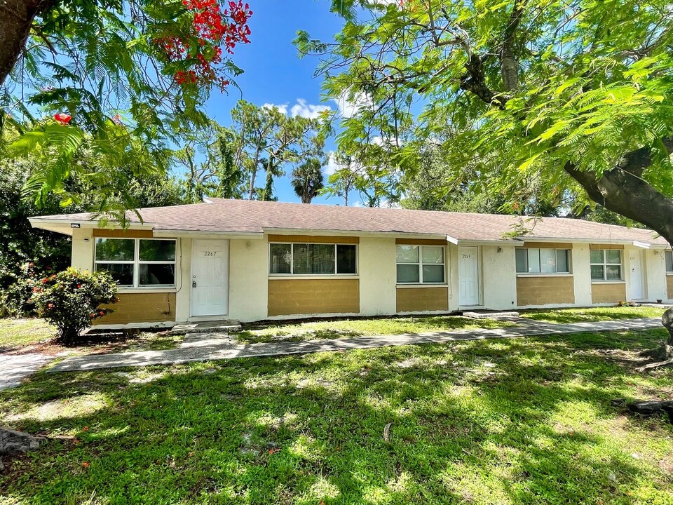 2267 Jeffcott St in Ft. Myers, FL - Building Photo