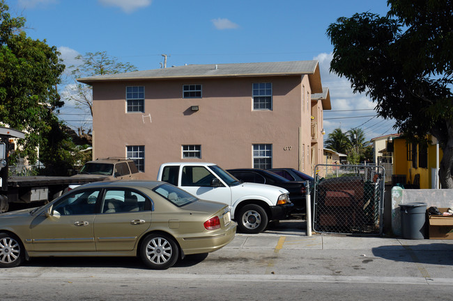 67 W 23rd St in Hialeah, FL - Foto de edificio - Building Photo