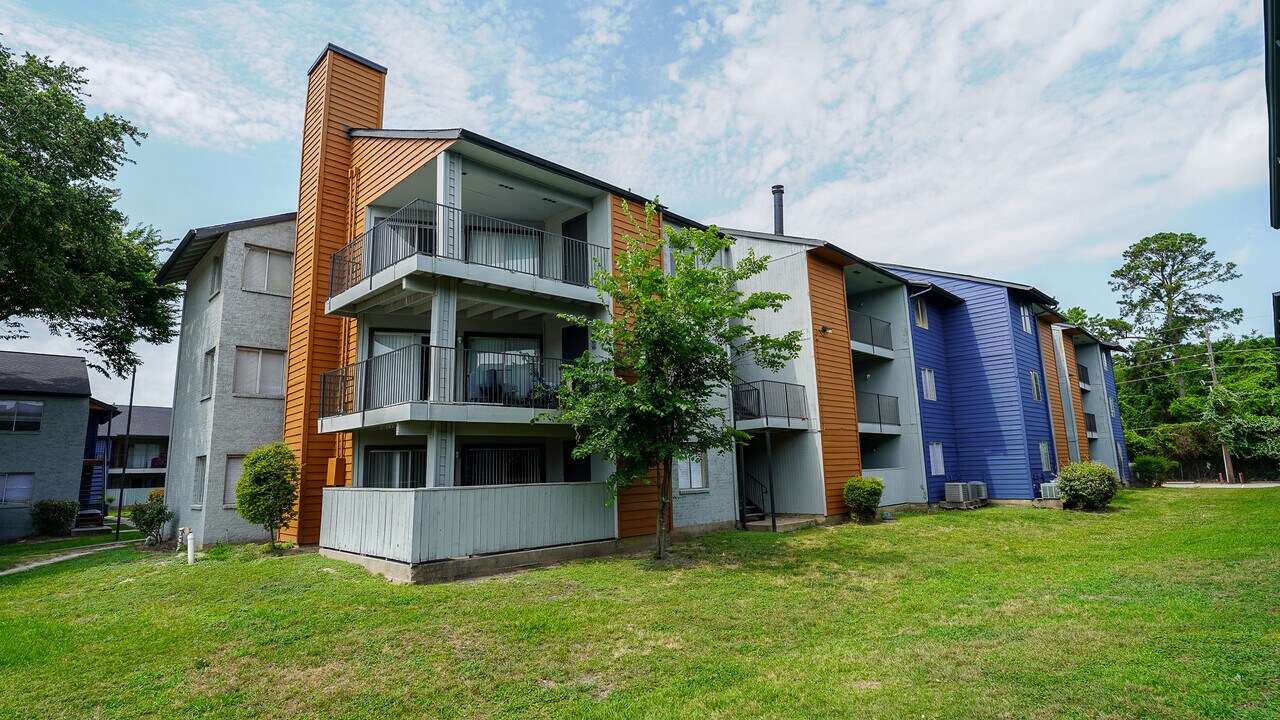 Trenton Place in Houston, TX - Building Photo