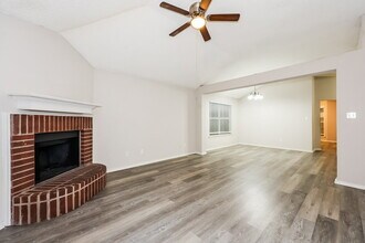 6841 Prairie Hill Rd N in Fort Worth, TX - Foto de edificio - Building Photo