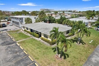 380 SE 12th Ave in Deerfield Beach, FL - Foto de edificio - Building Photo