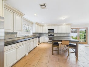 136 Dow Ave in Mineola, NY - Building Photo - Building Photo