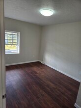 1357 US-30, Unit #1 in Laughlintown, PA - Foto de edificio - Building Photo