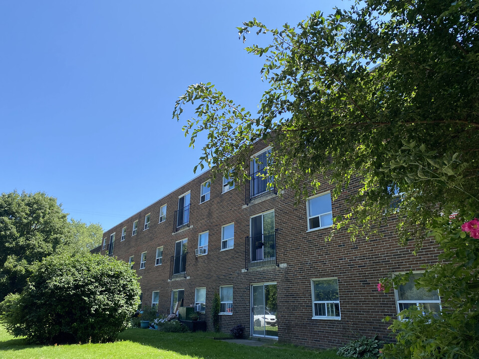 Village Court Apartments London in London, ON - Building Photo