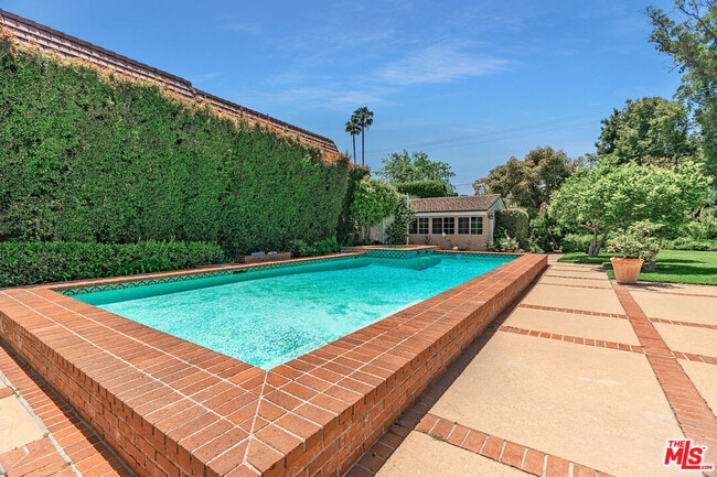 property at 721 N Linden Dr