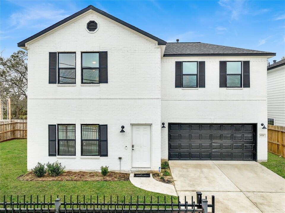 6320 Laura Koppe Rd in Houston, TX - Building Photo