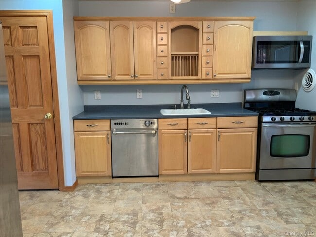 20 Gildare Dr in East Northport, NY - Building Photo - Building Photo