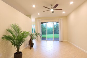 407 SW Walking Path in Stuart, FL - Foto de edificio - Building Photo