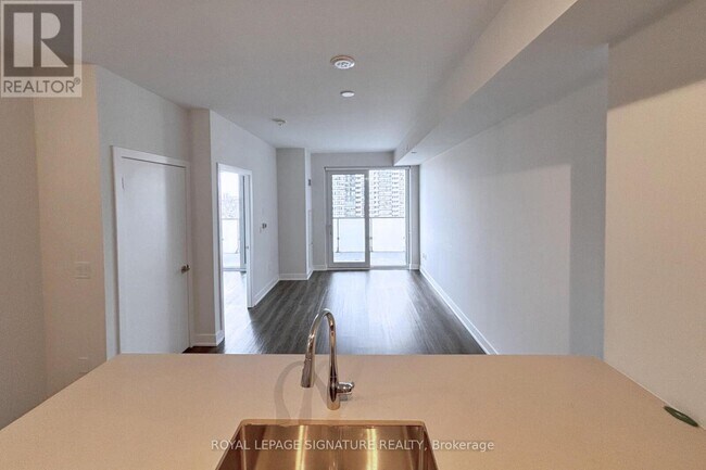 4130 Parkside Village Dr in Mississauga, ON - Building Photo - Building Photo