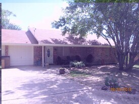 1219 Vivienne St in Weatherford, TX - Building Photo