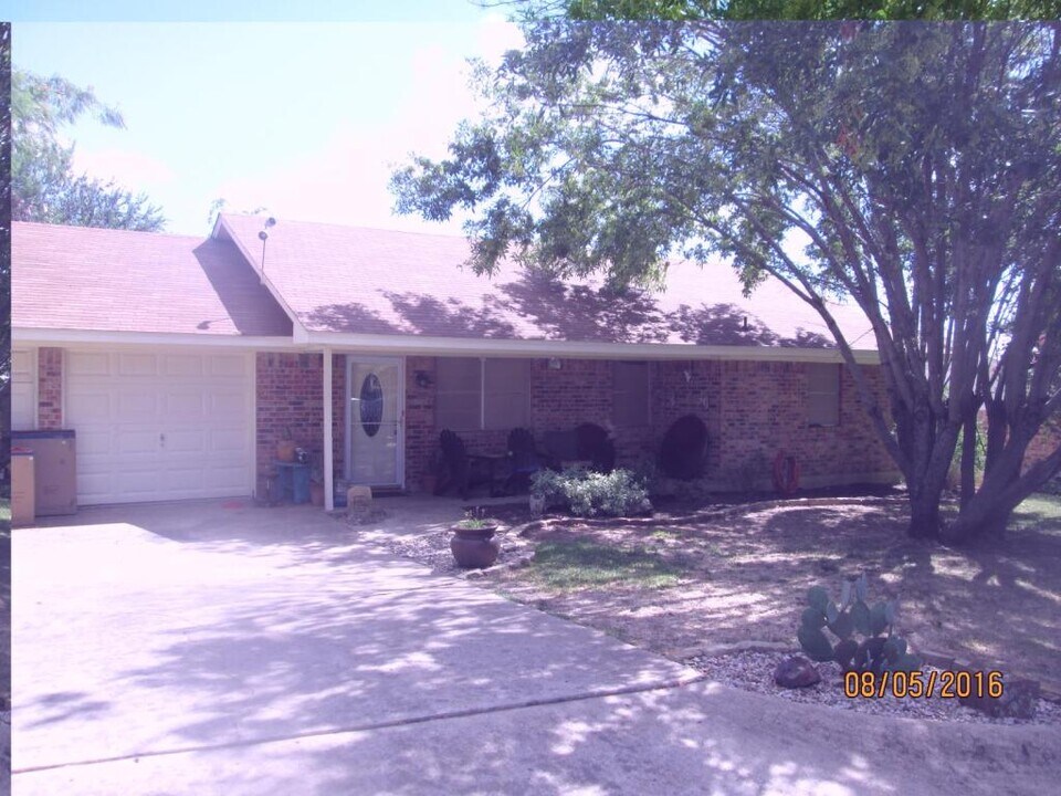 1219 Vivienne St in Weatherford, TX - Building Photo