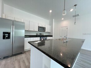 407 Treemont Ave in Palm Bay, FL - Foto de edificio - Building Photo