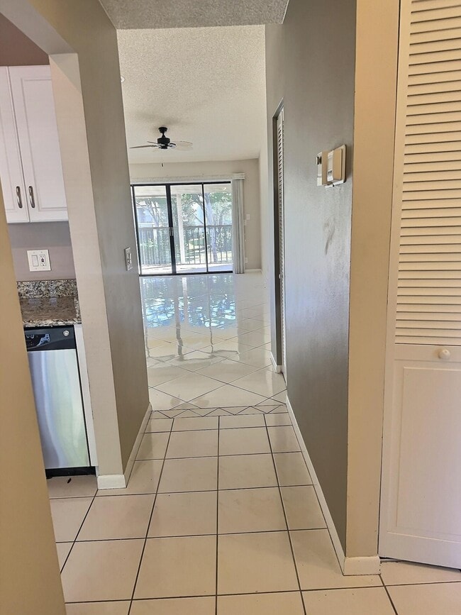 3348 Lucerne Park Dr in Greenacres, FL - Foto de edificio - Building Photo