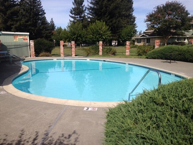 2412 Plata Ct in Santa Rosa, CA - Foto de edificio - Building Photo