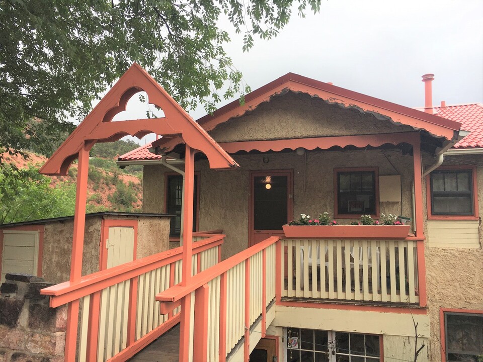 136 Cave Ave, Unit #1 in Manitou Springs, CO - Building Photo