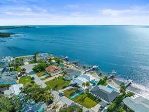 1909 Gulfview Dr in Holiday, FL - Building Photo - Building Photo