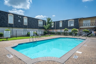 Le Chateau Apartments in Houston, TX - Building Photo - Building Photo