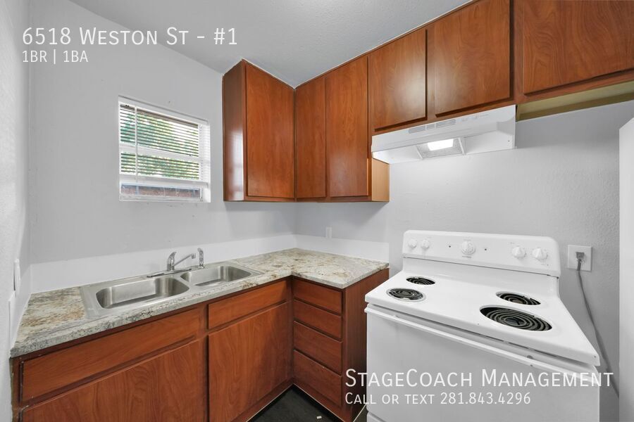 6518 Weston St in Houston, TX - Building Photo