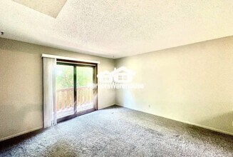 1003 NW Greenwood St in Ankeny, IA - Building Photo - Building Photo