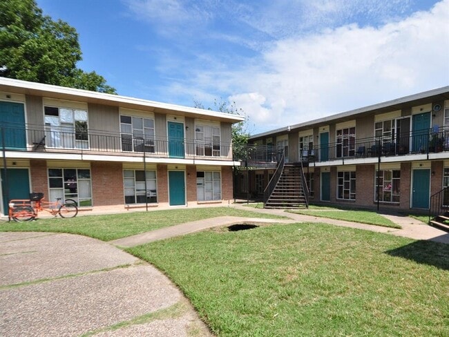 8445 Winkler Dr in Houston, TX - Building Photo - Building Photo