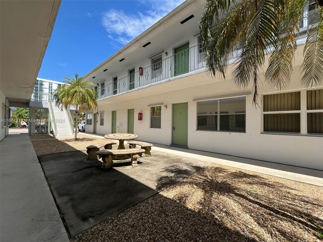 1824 Monroe St in Hollywood, FL - Foto de edificio - Building Photo