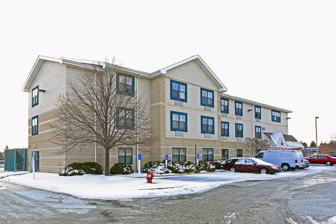 Furnished Studio - Madison Heights in Madison Heights, MI - Foto de edificio