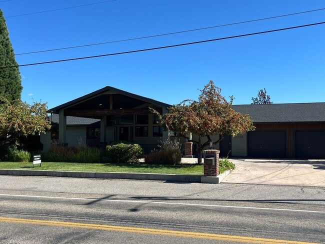 property at 3736 N Mountain View Dr