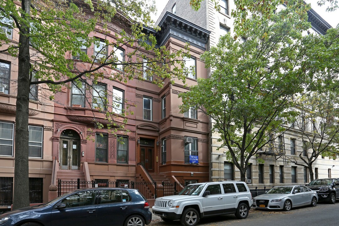 203 W 137th St in New York, NY - Building Photo
