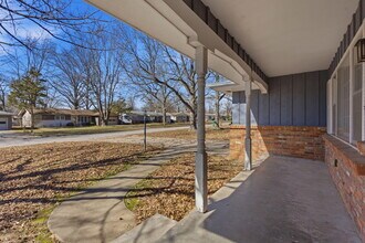 2308 S Hampton Ave in Springfield, MO - Foto de edificio - Building Photo