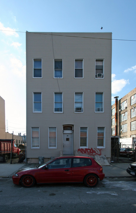 14 Harrison Pl in Brooklyn, NY - Building Photo