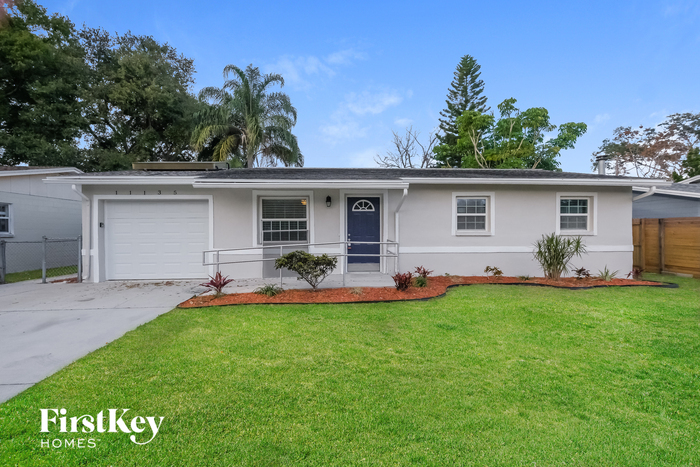 11135 Temple Ave in Seminole, FL - Foto de edificio