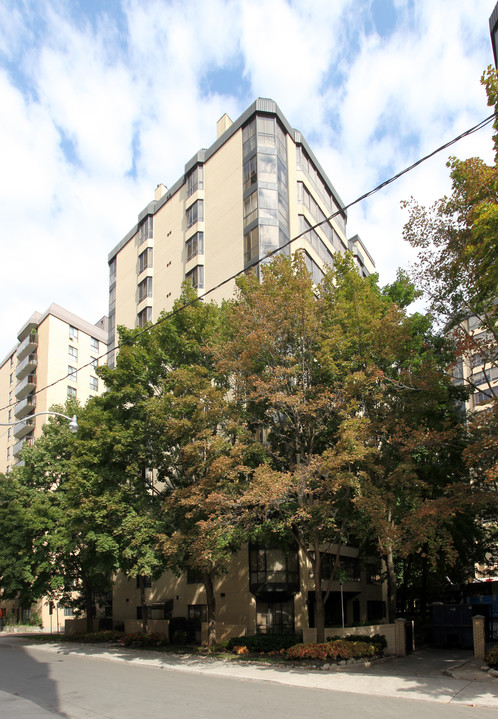 One Park Lane in Toronto, ON - Building Photo