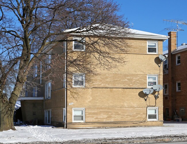 1305 E Roosevelt Rd in Wheaton, IL - Building Photo - Building Photo