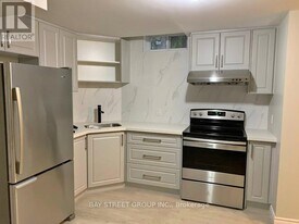42 Winterberry Dr in Whitby, ON - Building Photo
