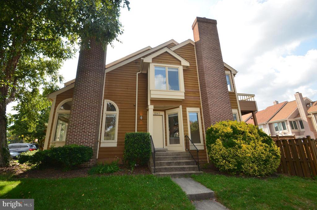 1047 Trevino Ln in Herndon, VA - Building Photo