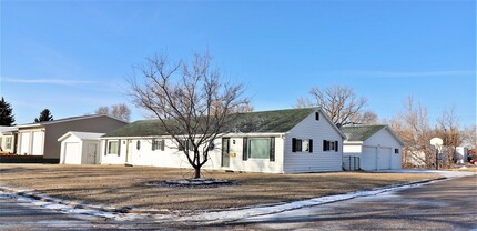 619 2nd Ave NE in Kenmare, ND - Building Photo - Building Photo