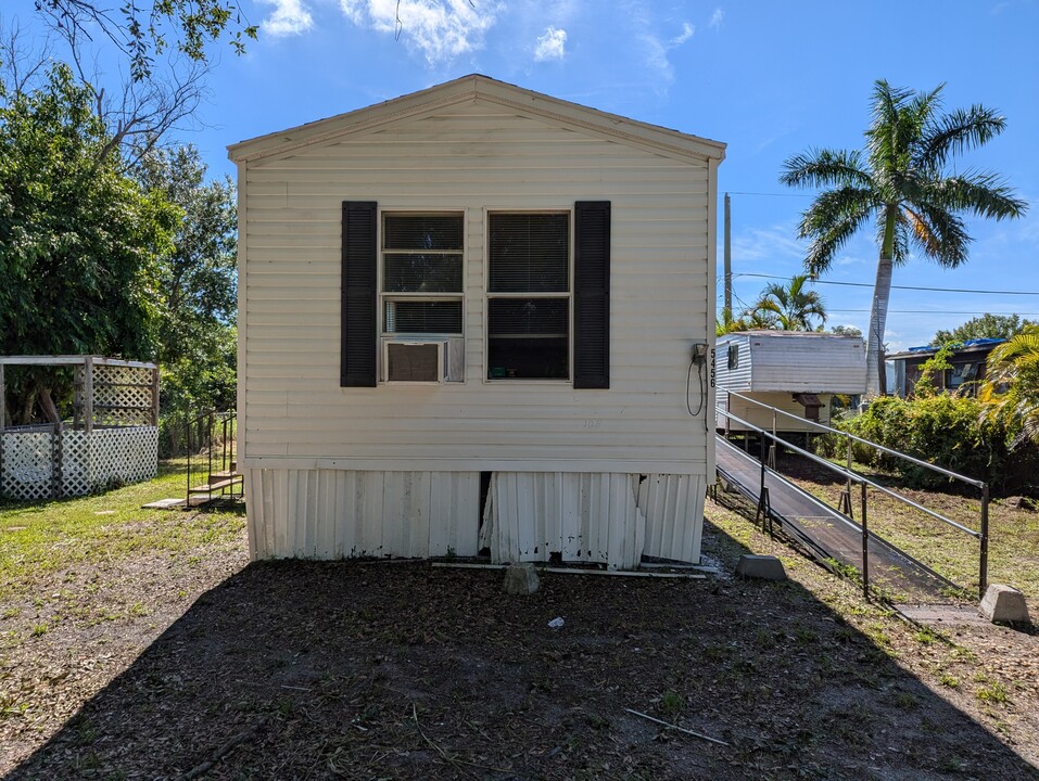 5456 Wilson Dr in Punta Gorda, FL - Building Photo