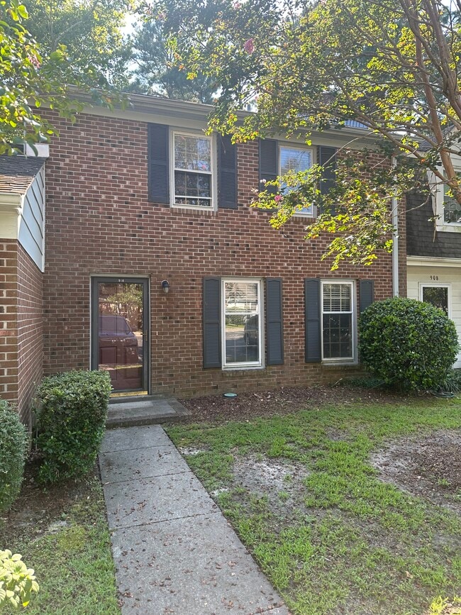 910 Dolphin Ct